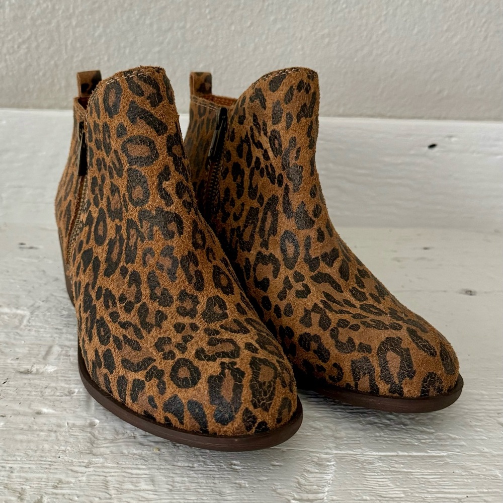 Women’s Lucky Brand Leopard print Cheetah print booties. Size 8 1/2.